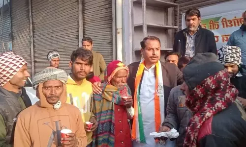 Farrukhabad: प्रियंका गांधी के जन्मदिन पर मजदूरों से मिले युवक कांग्रेस के नेता