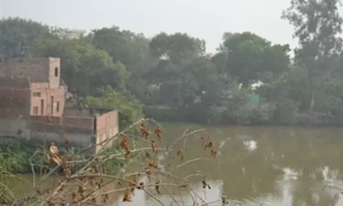 Farrukhabad: सुंदरीकरण के अभाव में बढ़पुर मंदिर का तालाब जर्जर Farrukhabad: सुंदरीकरण के अभाव में बढ़पुर मंदिर का तालाब जर्जर