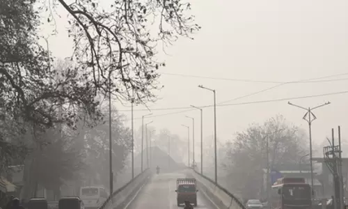 Kashmir में न्यूनतम तापमान में सुधार, लोग बर्फबारी के लिए प्रार्थना में जुटे