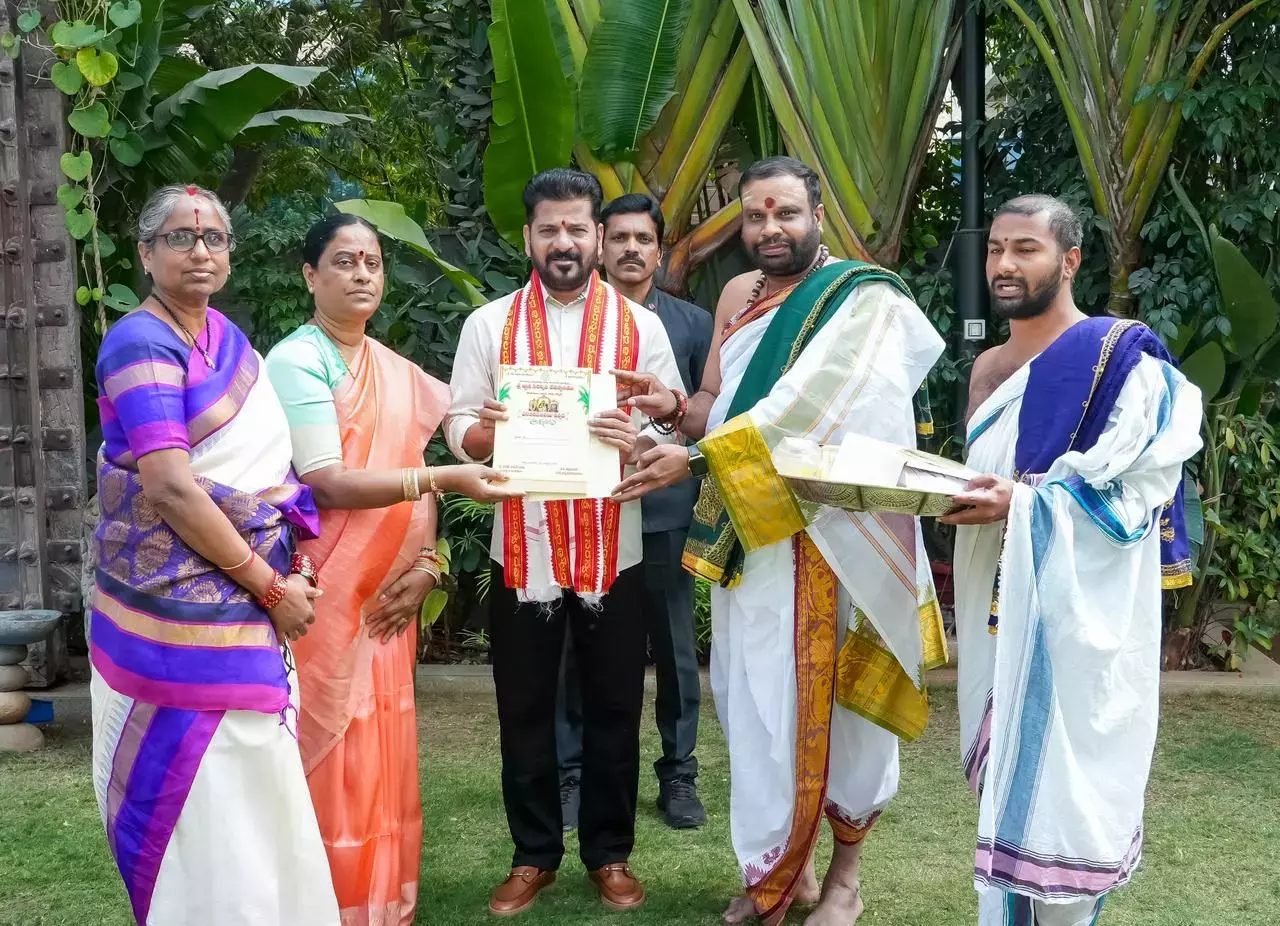 Telangana : एंडोमेंट्स डिपार्टमेंट ने रेवंत रेड्डी को बसारा वसंत पंचमी फेस्टिवल में बुलाया