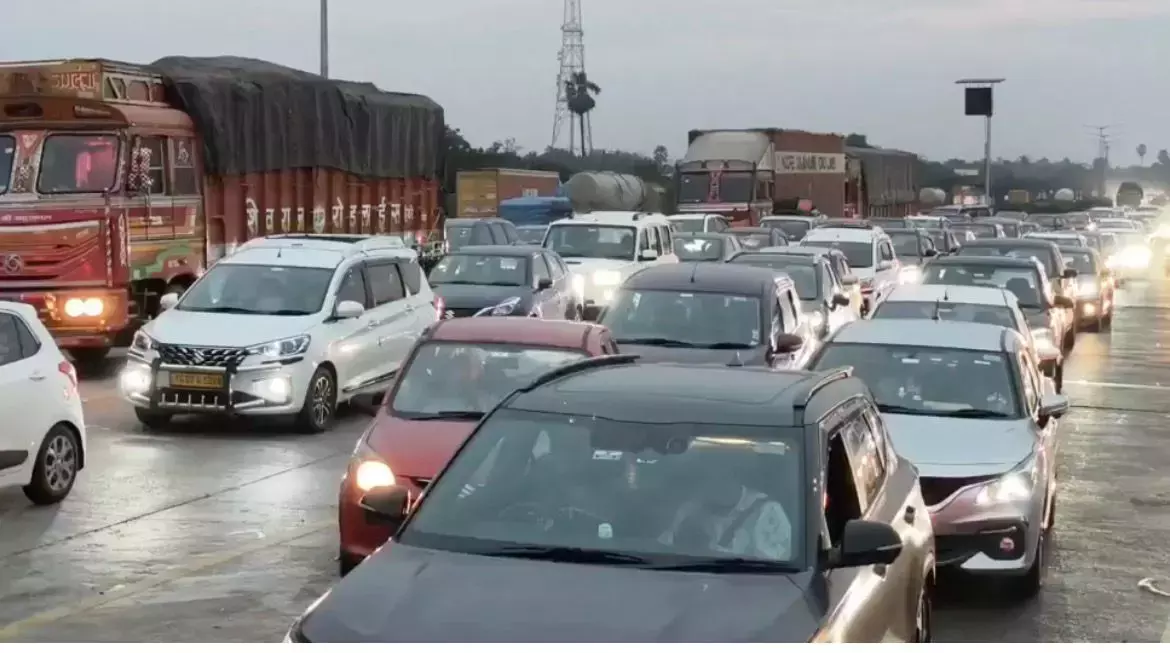 Hyderabad -विजयवाड़ा हाईवे पर संक्रांति की भीड़ जारी है