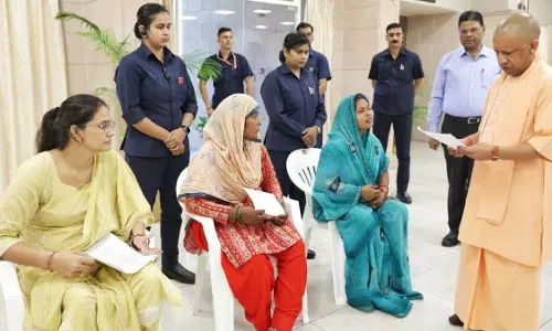 Lucknow: जनता से मिलकर समस्याएं सुनीं, मुख्यमंत्री योगी का जनता दर्शन