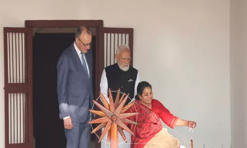 PM मोदी, जर्मन चांसलर मर्ज़ ने साबरमती गांधी आश्रम में चरखा चलाते हुए देखा