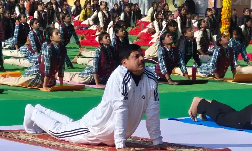 CM यादव ने स्वामी विवेकानंद की जयंती पर आयोजित सामूहिक सूर्य नमस्कार कार्यक्रम में भाग लिया