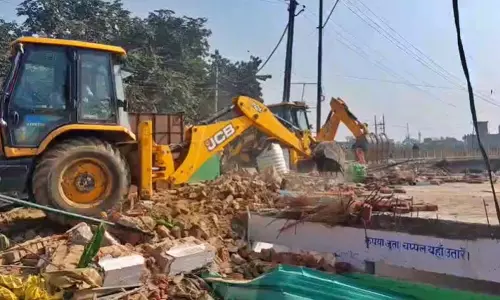 Varanasi: सरकारी जमीन पर अवैध निर्माण पर प्रशासन की कार्रवाई