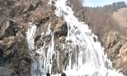 जम गया गुलमर्ग का द्रंग झरना, मनमोहक नजारे को देखने उमड़ी सैलानियों की भीड़ जम गया गुलमर्ग का द्रंग झरना, मनमोहक नजारे को देखने उमड़ी सैलानियों की भीड़