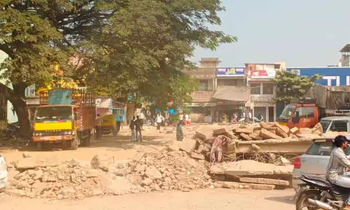 Kunigal: बिना बस स्टॉप के नागरिकों का विरोध प्रदर्शन