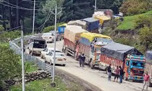 Jammu: राष्ट्रीय राजमार्ग पर वाहन चल रहे, यातायात में कोई रुकावट नहीं Jammu: राष्ट्रीय राजमार्ग पर वाहन चल रहे, यातायात में कोई रुकावट नहीं
