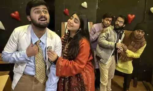 Natrang ने नाटक ‘प्रेम विशेषज्ञ’ का मंचन किया