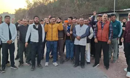 RAJOURI: 1000 साल पुरानी मूर्ति गायब, लोगों ने विरोध किया RAJOURI: 1000 साल पुरानी मूर्ति गायब, लोगों ने विरोध किया