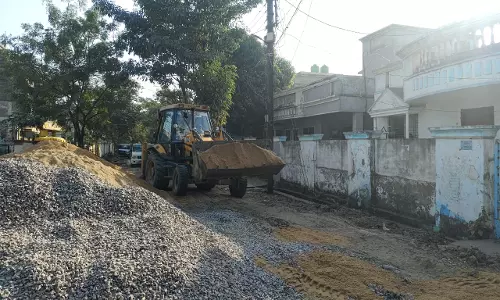 सड्डू में सड़क पर मटेरियल रखना भवन निर्माण मालिक को पड़ा महंगा, जुर्माने की कार्रवाई