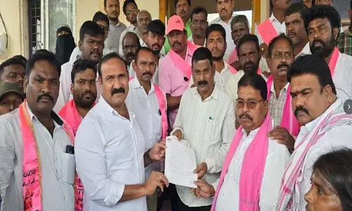 बोल्लम मल्लैया यादव ने Kodada में आवास निर्माण में देरी पर सरकार को चेतावनी दी बोल्लम मल्लैया यादव ने Kodada में आवास निर्माण में देरी पर सरकार को चेतावनी दी