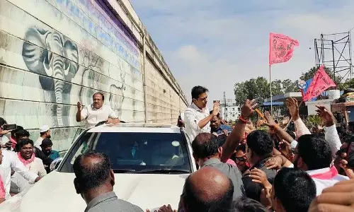 BRS के कार्यकारी अध्यक्ष केटीआर का जडचेरला में गर्मजोशी से स्वागत किया गया BRS के कार्यकारी अध्यक्ष केटीआर का जडचेरला में गर्मजोशी से स्वागत किया गया