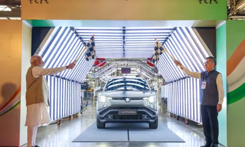 EV मार्केट में उछाल: भारत में बिक्री 2.3 मिलियन, शेयर 8% तक EV मार्केट में उछाल: भारत में बिक्री 2.3 मिलियन, शेयर 8% तक