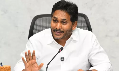Jagan ने चंद्रबाबू नायडू सरकार पर युवाओं की पीठ में छुरा घोंपने का आरोप लगाया Jagan ने चंद्रबाबू नायडू सरकार पर युवाओं की पीठ में छुरा घोंपने का आरोप लगाया