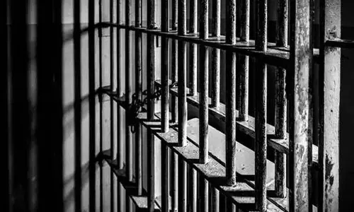 UP में एक आदमी ने पुलिस स्टेशन के अंदर पत्नी को गोली मारी, जब वह प्रेमी के साथ चली गई