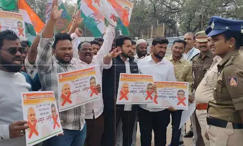 Raichur: कांग्रेस ने ट्रेन किराए में बढ़ोतरी के खिलाफ प्रदर्शन किया Raichur: कांग्रेस ने ट्रेन किराए में बढ़ोतरी के खिलाफ प्रदर्शन किया