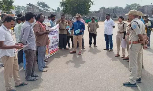 तय सीमा से ज़्यादा सवारियां न ले जाएं: DTO भूषित रेड्डी तय सीमा से ज़्यादा सवारियां न ले जाएं: DTO भूषित रेड्डी