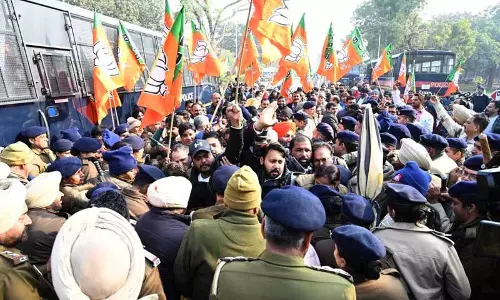 मोहाली पुलिस ने AAP छोड़कर BJP में शामिल हुए पार्षद की भाभी को गिरफ्तार किया