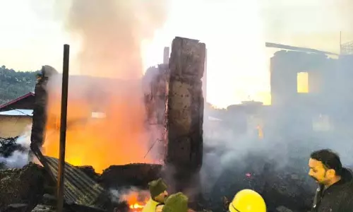 Solan के अर्की मार्केट में लगी भीषण आग में लड़के समेत 2 की मौत, कई लापता Solan के अर्की मार्केट में लगी भीषण आग में लड़के समेत 2 की मौत, कई लापता