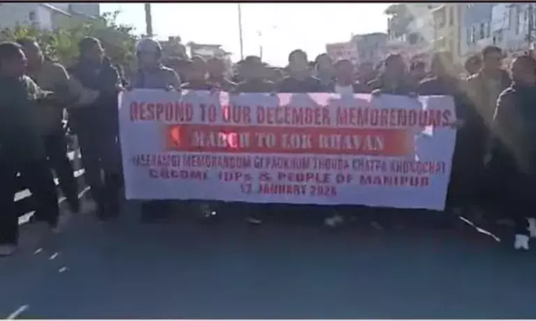 पुनर्वास में देरी को लेकर मणिपुर के सैकड़ों IDP ने इंफाल में विरोध प्रदर्शन किया पुनर्वास में देरी को लेकर मणिपुर के सैकड़ों IDP ने इंफाल में विरोध प्रदर्शन किया