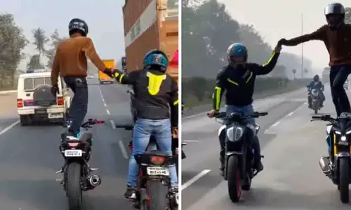 वायरल वीडियो: बिहार में PCR वैन के सामने युवकों के खतरनाक स्टंट वायरल वीडियो: बिहार में PCR वैन के सामने युवकों के खतरनाक स्टंट