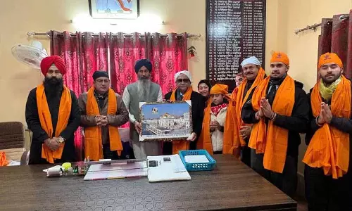 मलेशियाई पंजाबी नेता जगदीप सिंह देव ने Tarn Taran में दरबार साहिब का दौरा किया