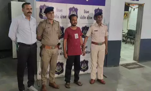 Surat पुलिस ने 17 साल बाद ओडिशा से बहन के प्रेमी हत्या के आरोपी को गिरफ्तार Surat पुलिस ने 17 साल बाद ओडिशा से बहन के प्रेमी हत्या के आरोपी को गिरफ्तार