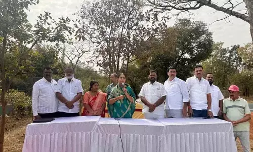 MLA सुनीता लक्ष्मा रेड्डी ने सड़कों पर बंदरों के लिए खाना फेंकने के खिलाफ चेतावनी दी MLA सुनीता लक्ष्मा रेड्डी ने सड़कों पर बंदरों के लिए खाना फेंकने के खिलाफ चेतावनी दी