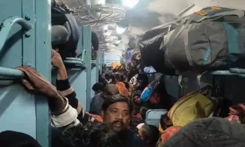 Balangir में मजदूर तस्करी की समस्या जारी, श्रम मंत्री ने चिंता जताई Balangir में मजदूर तस्करी की समस्या जारी, श्रम मंत्री ने चिंता जताई