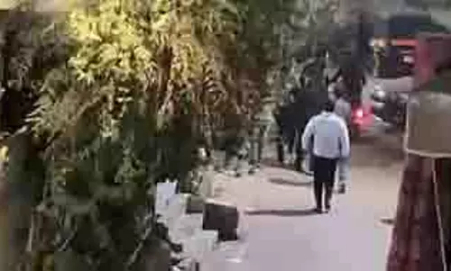 पिंपरी में नशे में धुत ग्रुप ने NCP की महिला उम्मीदवार के घर पर हमला किया पिंपरी में नशे में धुत ग्रुप ने NCP की महिला उम्मीदवार के घर पर हमला किया
