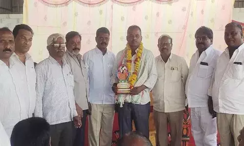 Retired teacher ने सबसे अच्छी सर्विस देने और गांव के विकास के लिए काम करने की अपील की Retired teacher ने सबसे अच्छी सर्विस देने और गांव के विकास के लिए काम करने की अपील की