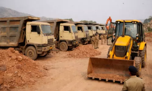Rajasthan: अवैध खनन पर कार्रवाई, 7.13 करोड़ रुपये बरामद, 90 गिरफ्तार Rajasthan: अवैध खनन पर कार्रवाई, 7.13 करोड़ रुपये बरामद, 90 गिरफ्तार