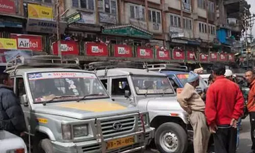 Darjeeling में टूरिस्ट की कार पर हमला, बस की खिड़की तोड़ी गई Darjeeling में टूरिस्ट की कार पर हमला, बस की खिड़की तोड़ी गई
