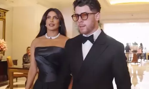 Priyanka चोपड़ा ने गोल्डन ग्लोब्स लुक के पीछे का अंदाज़ साझा किया Priyanka चोपड़ा ने गोल्डन ग्लोब्स लुक के पीछे का अंदाज़ साझा किया