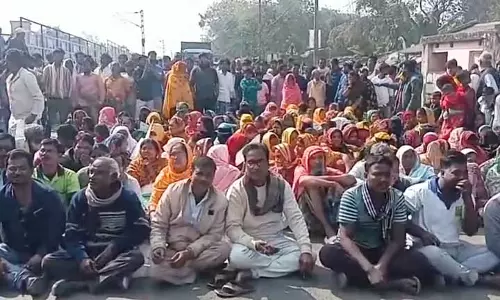 Katwa में करीब 1,000 लोगों को सुनवाई के नोटिस मिले, सड़क जाम Katwa में करीब 1,000 लोगों को सुनवाई के नोटिस मिले, सड़क जाम