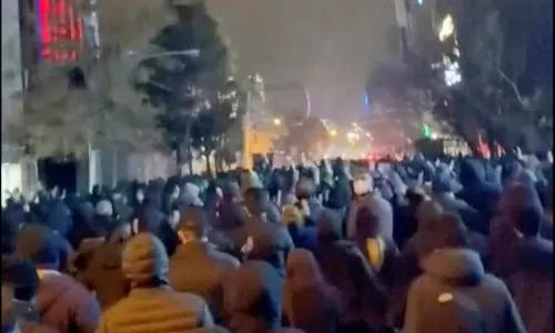 Iran में संकट गहराया: सड़कों पर सेना का पहरा, भारी विरोध प्रदर्शन