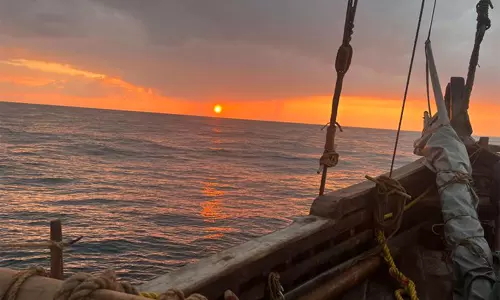 INSV कौंडिन्या लकड़ी का जहाज़, लेकिन लोहे के आदमियों वाला जहाज़ ओमान के करीब पहुंच रहा