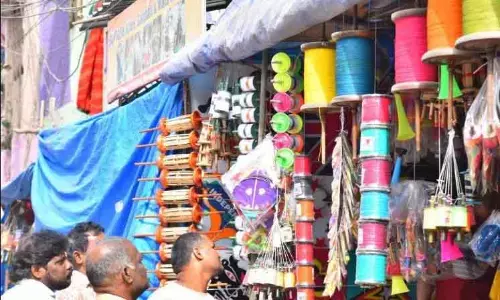 बैन के बावजूद डिमांड में खतरनाक धागा: Hyderabad के इन इलाकों में हो रही है सप्लाई बैन के बावजूद डिमांड में खतरनाक धागा: Hyderabad के इन इलाकों में हो रही है सप्लाई