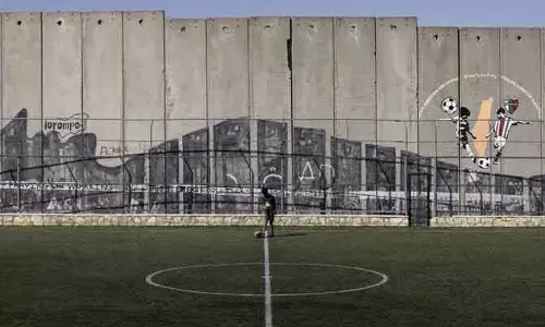 West Bank में तनाव: इजरायल ने आइदा रिफ्यूजी कैंप की फुटबॉल पिच गिराने का दिया आदेश