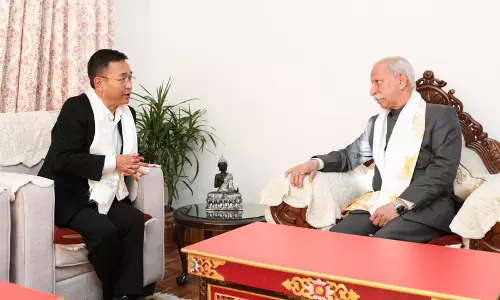 सिक्किम के CM ने गंगटोक दौरे में अरुणाचल प्रदेश के राज्यपाल से मुलाकात की सिक्किम के CM ने गंगटोक दौरे में अरुणाचल प्रदेश के राज्यपाल से मुलाकात की