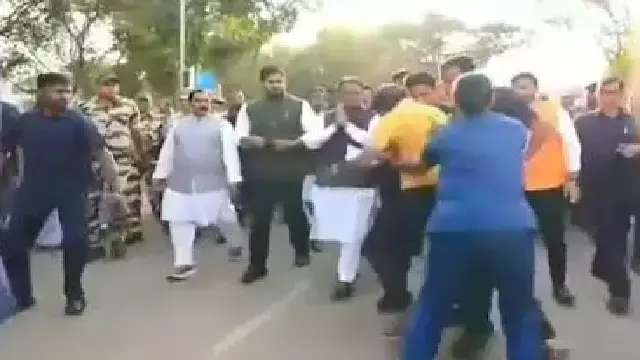 युवक ने ओडिशा के CM का सुरक्षा घेरा तोड़ा युवक ने ओडिशा के CM का सुरक्षा घेरा तोड़ा