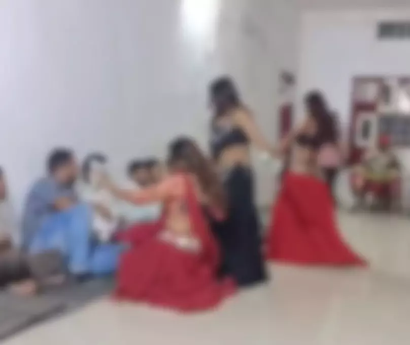 सरकारी रेस्ट हाउस में अश्लील डांस, वन विभाग का बताया जा रहा सरकारी रेस्ट हाउस में अश्लील डांस, वन विभाग का बताया जा रहा