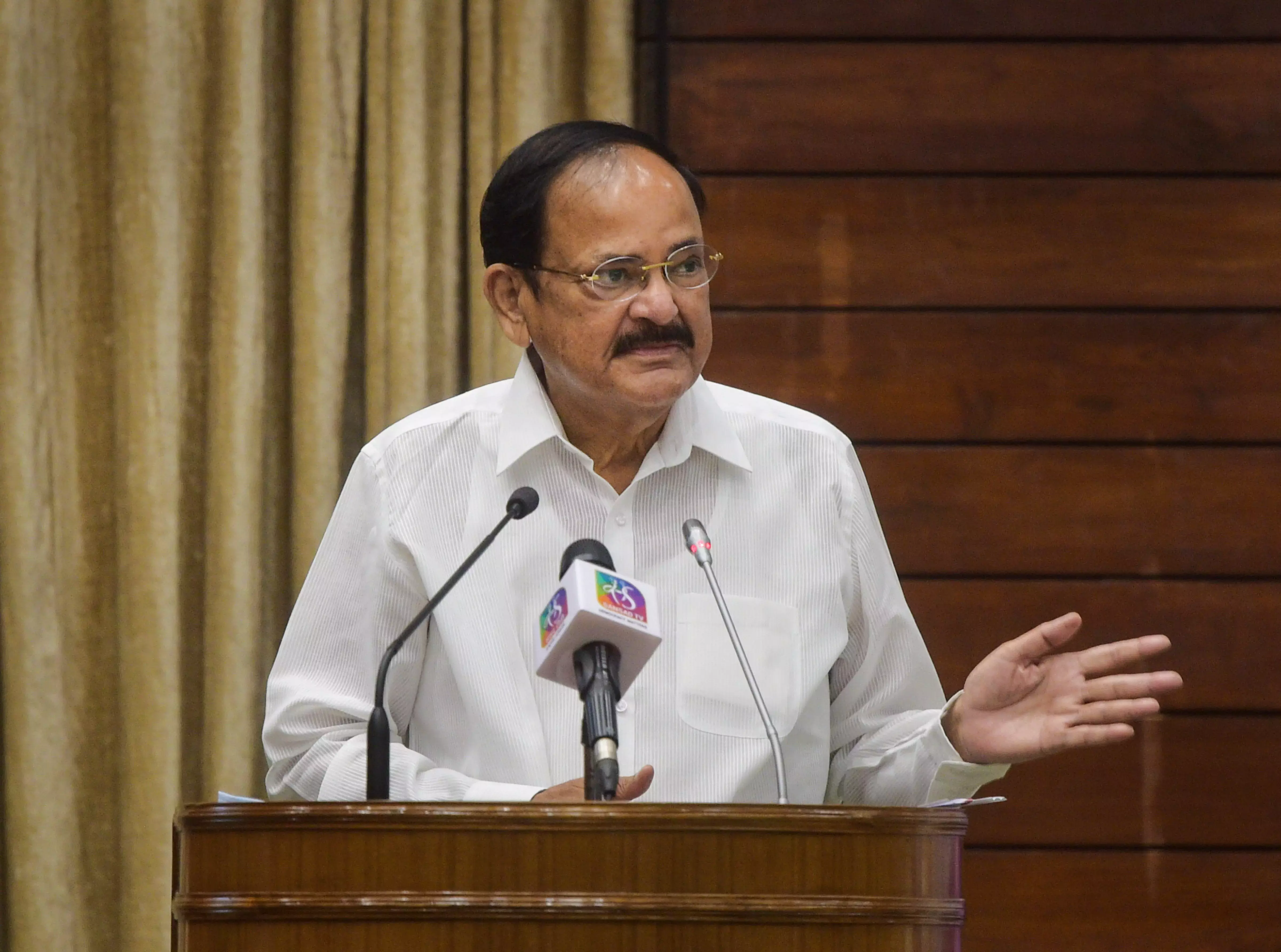 Venkaiah नायडू ने शासन में तेलुगु को बढ़ावा देने के लिए सीएम की कोशिश की सराहना की Venkaiah नायडू ने शासन में तेलुगु को बढ़ावा देने के लिए सीएम की कोशिश की सराहना की