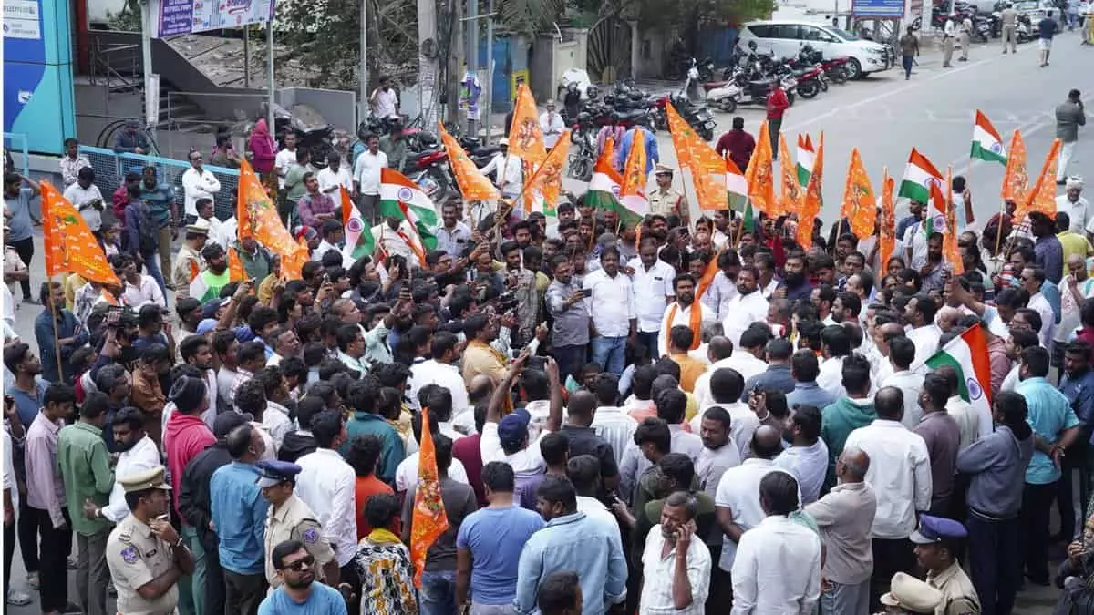 हैदराबाद : मंदिर में अश्लील हरकत करने पर आदमी गिरफ्तार, BJP ने विरोध प्रदर्शन किया हैदराबाद : मंदिर में अश्लील हरकत करने पर आदमी गिरफ्तार, BJP ने विरोध प्रदर्शन किया