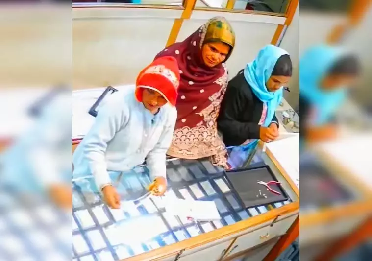 OMG! महिला मास्टरमाइंड ने रिश्तेदारों संग मिलकर दिया कई वारदातों को अंजाम...चोर गिरोह का खुलासा OMG! महिला मास्टरमाइंड ने रिश्तेदारों संग मिलकर दिया कई वारदातों को अंजाम...चोर गिरोह का खुलासा