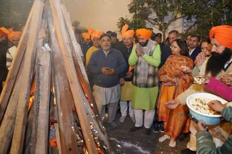 Kurukshetra मुख्यमंत्री ने लोहड़ी मनाई, लोगों से बेटियों की रक्षा करने का आग्रह किया Kurukshetra मुख्यमंत्री ने लोहड़ी मनाई, लोगों से बेटियों की रक्षा करने का आग्रह किया