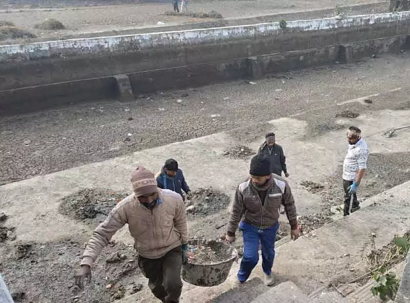 Kurukshetra पिहोवा SDM ने सरस्वती तीर्थ सफाई अभियान का किया निरीक्षण Kurukshetra पिहोवा SDM ने सरस्वती तीर्थ सफाई अभियान का किया निरीक्षण
