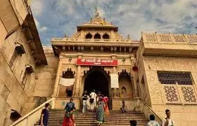 Up News: राधा रानी के दर्शन करने आई महिला श्रद्धालु की मौत Up News: राधा रानी के दर्शन करने आई महिला श्रद्धालु की मौत