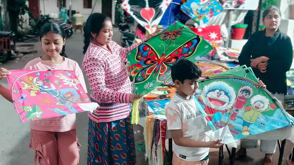 Indore : इस संक्रांति पर आसमान में डिज़ाइनर पतंगें बिखेरेंगी रंग Indore : इस संक्रांति पर आसमान में डिज़ाइनर पतंगें बिखेरेंगी रंग